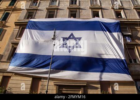 Roma, Italia. 12 maggio 2021. Una grande bandiera di Israele è esposta su un edificio nell'ex ghetto di Roma (Foto di Matteo Nardone/Pacific Press) Credit: Pacific Press Media Production Corp./Alamy Live News Foto Stock