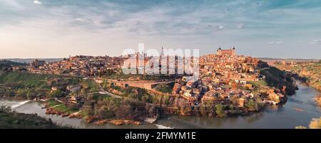 Vista in lontananza Toledo storica pittoresca città circondata dal fiume Tago situato sulla collina, cielo nuvoloso giorno di sole. Castilla-la Mancha. Europa. Viaggi Foto Stock