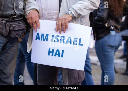 Roma, Italia. 12 maggio 2021. Manifestazione all'interno dell'ex ghetto di Roma organizzata dalla comunità ebraica di Roma in solidarietà con il popolo di Israele (Foto di Matteo Nardone/Pacific Press) Credit: Pacific Press Media Production Corp./Alamy Live News Foto Stock