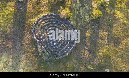 Vista dall'alto di un labirinto a spirale fatto di pietre Foto Stock