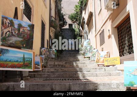 Opere d'arte in mostra in un vicolo Foto Stock