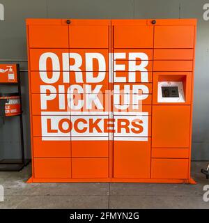 Orlando, FL USA - 26 aprile 2021: Gli armadietti di ritiro dell'ordine per gli ordini in linea ad un deposito domestico immagazzina di miglioramento a Orlando, Florida. Foto Stock