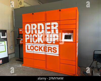 Orlando, FL USA - 26 aprile 2021: Gli armadietti di ritiro dell'ordine per gli ordini in linea ad un deposito domestico immagazzina di miglioramento a Orlando, Florida. Foto Stock
