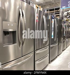 Orlando, FL USA - 10 aprile 2021: Una fila di frigoriferi in vendita al reparto di elettrodomestici di Lowes Home Improvement hardware store. Foto Stock