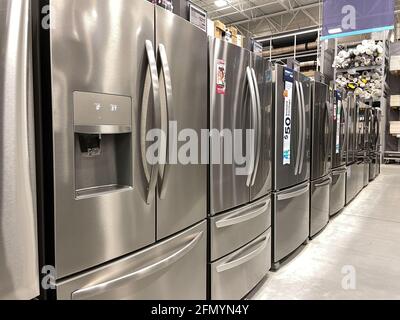 Orlando, FL USA - 10 aprile 2021: Una fila di frigoriferi in vendita al reparto di elettrodomestici di Lowes Home Improvement hardware store. Foto Stock