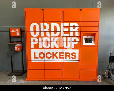 Orlando, FL USA - 26 aprile 2021: Gli armadietti di ritiro dell'ordine per gli ordini in linea ad un deposito domestico immagazzina di miglioramento a Orlando, Florida. Foto Stock
