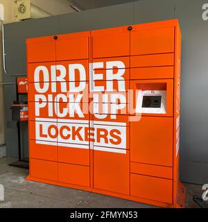 Orlando, FL USA - 26 aprile 2021: Gli armadietti di ritiro dell'ordine per gli ordini in linea ad un deposito domestico immagazzina di miglioramento a Orlando, Florida. Foto Stock