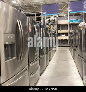 Orlando, FL USA - 10 aprile 2021: Una fila di frigoriferi in vendita al reparto di elettrodomestici di Lowes Home Improvement hardware store. Foto Stock