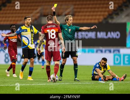 Milano, Italia. 12 maggio 2021. Davide Santon di CARTA GIALLA COME Roma durante la partita di calcio della Serie A 2020/21 tra FC Internazionale e COME Roma allo Stadio Giuseppe Meazza di Milano il 12 maggio 2021 - Foto FCI/Fabrizio Carabelli/LM Credit: Live Media Publishing Group/Alamy Live News Foto Stock