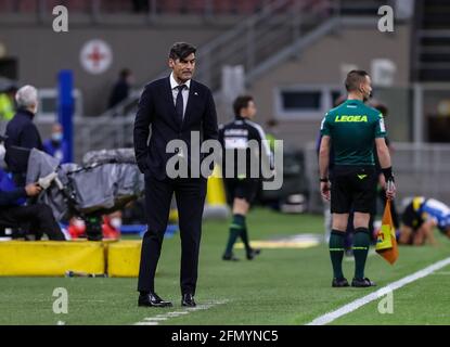 Milano, Italia. 12 maggio 2021. Allenatore di ROMA Paulo Fonseca durante la Serie A 2020/21 partita di calcio tra FC Internazionale e ROMA allo Stadio Giuseppe Meazza di Milano il 12 maggio 2021 - Foto FCI/Fabrizio Carabelli/LM Credit: Live Media Publishing Group/Alamy Live News Foto Stock