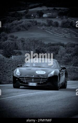 CAGLI , ITALY - OTT 24 - 2020 : CALIFORNIA T 2015 su una vecchia auto da corsa nel rally Mille miglia 2020 la famosa corsa storica italiana (1927-1957) Foto Stock