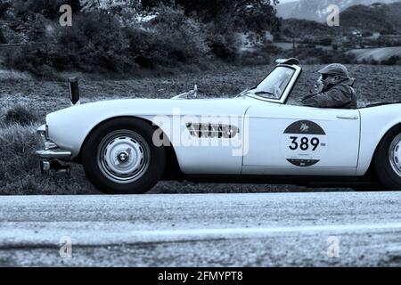 CAGLI , ITALIA - OTT 24 - 2020 : BMW 507 TOURING SPORT 1957 su una vecchia vettura da corsa nel rally Mille miglia 2020 la famosa corsa storica italiana (1927-19 Foto Stock