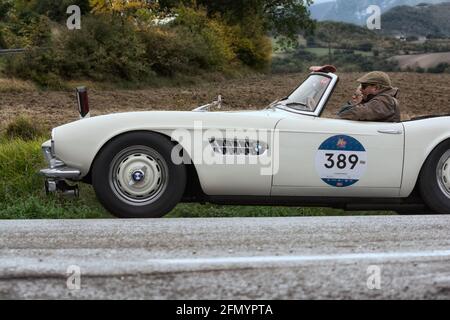 CAGLI , ITALIA - OTT 24 - 2020 : BMW 507 TOURING SPORT 1957 su una vecchia vettura da corsa nel rally Mille miglia 2020 la famosa corsa storica italiana (1927-19 Foto Stock