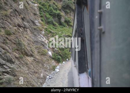 Bella vista della montagna andando a Manimahesh Yatra Foto Stock