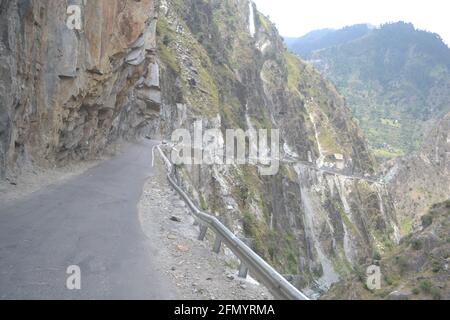 Bella vista della montagna andando a Manimahesh Yatra Foto Stock