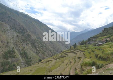 Bella vista della montagna andando a Manimahesh Yatra Foto Stock