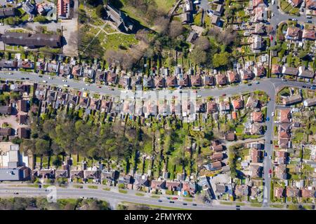 Foto aerea diretta della città britannica di Meanwood Nel West Yorkshire di Leeds che mostra le tenute tipiche del Regno Unito e. file di case in primavera Foto Stock