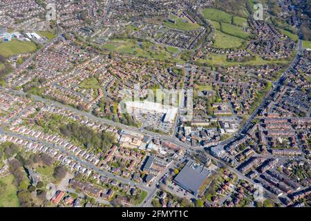 Foto aerea della città britannica di Meanwood a Leeds West Yorkshire che mostra le tipiche case del Regno Unito e le file di case dall'alto nella primavera ti Foto Stock