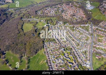 Foto aerea della città britannica di Meanwood a Leeds West Yorkshire che mostra le tipiche case del Regno Unito e le file di case dall'alto nella primavera ti Foto Stock