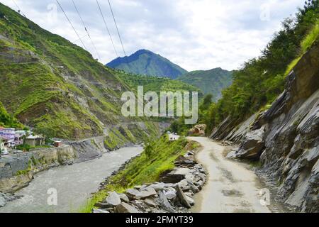 Bella vista della montagna andando a Manimahesh Yatra Foto Stock
