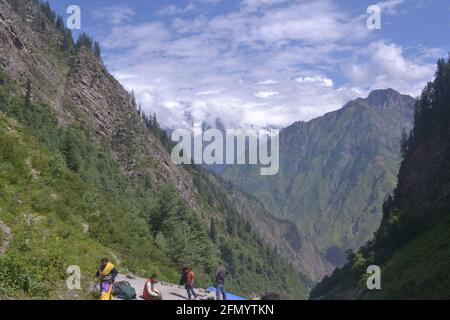 Bella vista della montagna andando a Manimahesh Yatra Foto Stock