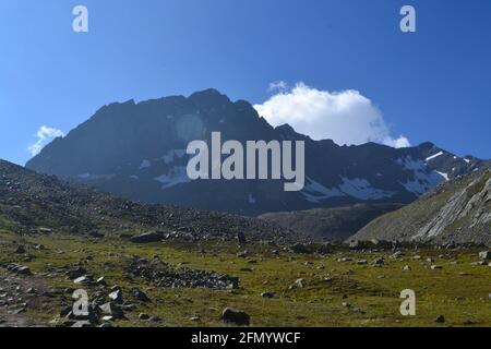 Bella vista della montagna andando a Manimahesh Yatra Foto Stock