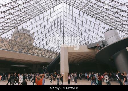 PARIGI - Interier del Museo del Louvre. Persone che camminano sulle scale sotto la piramide di Luvre. Foto Stock