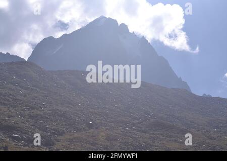 Bella vista della montagna andando a Manimahesh Yatra Foto Stock