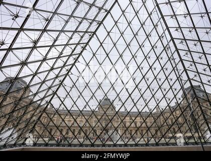 PARIGI - Interier del Museo del Louvre. Persone che camminano sulle scale sotto la piramide di Luvre. Foto Stock