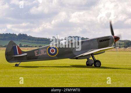 Aereo da combattimento Supermarine Spitfire della seconda guerra mondiale TE184. Spitfire LF Mk.XVie TE184 (G-MXVI) tassare sull'erba a Duxford, Regno Unito Foto Stock