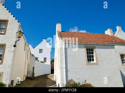 Tradizionali case dipinte di bianco nella storica città di Dysart, Fife Foto Stock