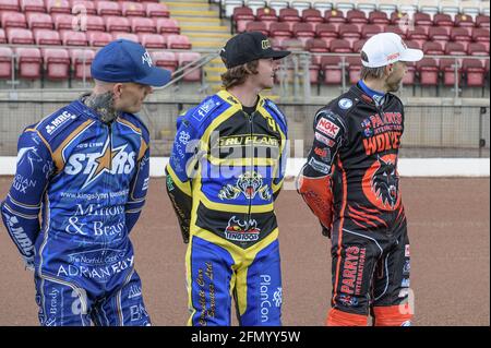 MANCHESTER, REGNO UNITO. 12 MAGGIO: Lewis Kerr, Kyle Howarth e Rory Schlein osservano alcuni programmi di preparazione Discovery Networks Eurosport Speedway Season Launch al National Speedway Stadium di Manchester mercoledì 12 maggio 2021 (Credit: Ian Charles | MI News) Foto Stock