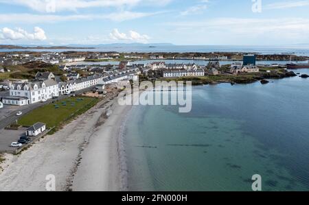 Vista aerea di case bianche che si affacciano sulla baia di Leodamais nel villaggio di Islay di Port Ellen, Isola di Islay, Ebridi interne, Scozia Regno Unito Foto Stock