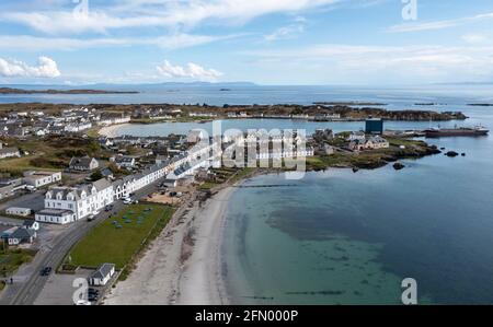 Vista aerea di case bianche che si affacciano sulla baia di Leodamais nel villaggio di Islay di Port Ellen, Isola di Islay, Ebridi interne, Scozia Regno Unito Foto Stock