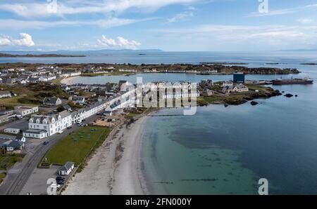 Vista aerea di case bianche che si affacciano sulla baia di Leodamais nel villaggio di Islay di Port Ellen, Isola di Islay, Ebridi interne, Scozia Regno Unito Foto Stock