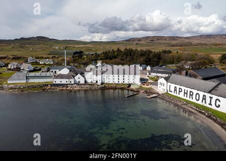 Vista aerea della distilleria Laphroaig, Islay, Scozia. Laphroaig è una delle tre distillerie Kildalton sulla costa meridionale di Islay. Foto Stock