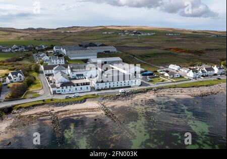 Veduta aerea della Distilleria Bruichladdich di proprietà di Rémy Cointreau, Islay, Inner Hebrides, Scozia Foto Stock