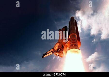 Lancio del razzo dal basso, nel cielo. Elementi di questa immagine sono stati forniti dalla NASA. Foto di alta qualità Foto Stock