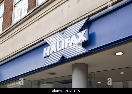 Negozio di cartelli con logo blu Halifax Bank Foto Stock