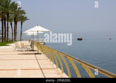 3 maggio 2018 una vista verso nord lungo la costa del mare calmo di Galilea da Tiberiade verso Capernaum attraverso un morbido di prima mattina nebbia. Foto Stock