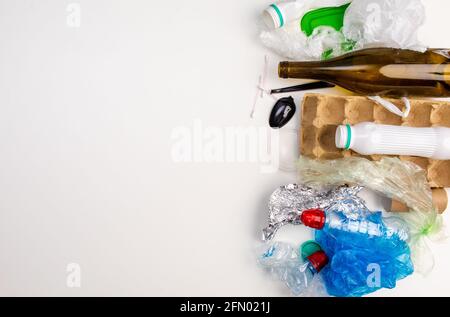 Campioni di rifiuti che possono essere riciclati isolati su sfondo bianco. Spazio di copia Foto Stock