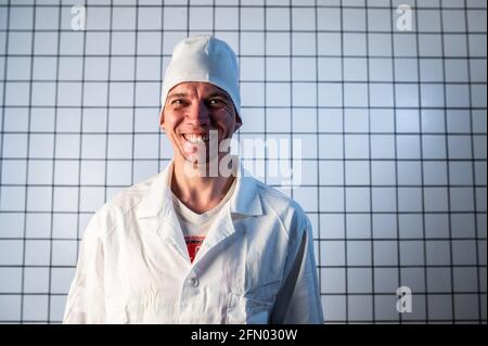 Assistente medico maschile in clinica. Ritratto di giovane chirurgo Foto Stock