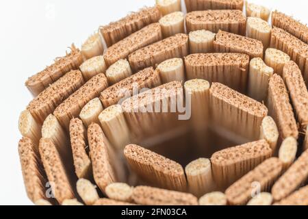 Immagine ravvicinata di tappeto da tavolo in bambù ecologico arrotolato / texture placemat. Per prodotti di legno sostenibili / prodotti forestali. Foto Stock