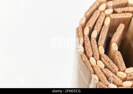 Immagine ravvicinata di tappeto da tavolo in bambù ecologico arrotolato / texture placemat. Per prodotti di legno sostenibili / prodotti forestali. Foto Stock