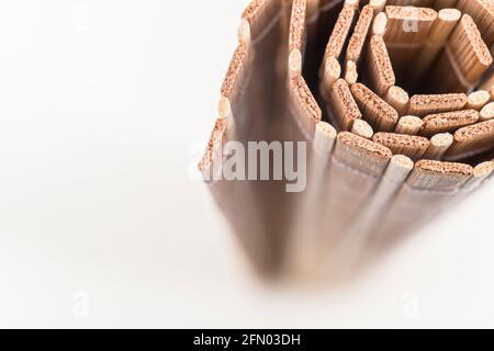 Immagine ravvicinata di tappeto da tavolo in bambù ecologico arrotolato / texture placemat. Per prodotti di legno sostenibili / prodotti forestali. Foto Stock