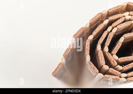 Immagine ravvicinata di tappeto da tavolo in bambù ecologico arrotolato / texture placemat. Per prodotti di legno sostenibili / prodotti forestali. Foto Stock