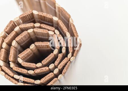 Immagine ravvicinata di tappeto da tavolo in bambù ecologico arrotolato / texture placemat. Per prodotti di legno sostenibili / prodotti forestali. Foto Stock