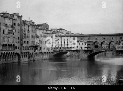 AJAXNETPHOTO. c.1908 -14. FIRENZE, ITALIA. - ALBUM GRAND TOUR; SCANSIONI DA NEGATIVI ORIGINALI IN VETRO IMPERIALE - VISTA DI PONTE VECCHIO CHE ATTRAVERSA L'ARNO. FOTOGRAFO: SCONOSCIUTO. FONTE: AJAX VINTAGE PICTURE LIBRARY COLLECTION.CREDIT: AJAX VINTAGE PICTURE LIBRARY. RIF; 1900 2 07 Foto Stock