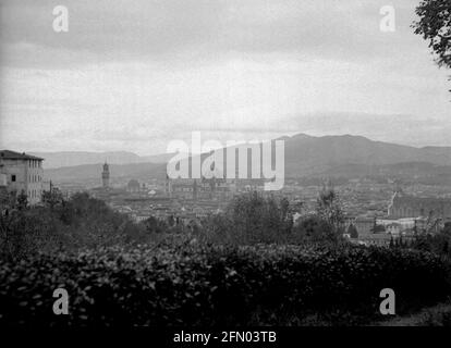 AJAXNETPHOTO. c.1908 -14. FIRENZE, ITALIA. - ALBUM GRAND TOUR; SCANSIONI DA NEGATIVI ORIGINALI IN VETRO IMPERIALE - VISTA DISTANTE DALLE COLLINE INTORNO ALLA CITTÀ. FOTOGRAFO: SCONOSCIUTO. FONTE: AJAX VINTAGE PICTURE LIBRARY COLLECTION.CREDIT: AJAX VINTAGE PICTURE LIBRARY. RIF; 1900 2 15 Foto Stock