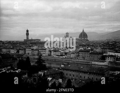 AJAXNETPHOTO. c.1908 -14. FIRENZE, ITALIA. - ALBUM GRAND TOUR; SCANSIONI DA NEGATIVI ORIGINALI IN VETRO IMPERIALE - VISTA DISTANTE DALLE COLLINE INTORNO ALLA CITTÀ. FOTOGRAFO: SCONOSCIUTO. FONTE: AJAX VINTAGE PICTURE LIBRARY COLLECTION.CREDIT: AJAX VINTAGE PICTURE LIBRARY. RIF; 1900 3 01 Foto Stock